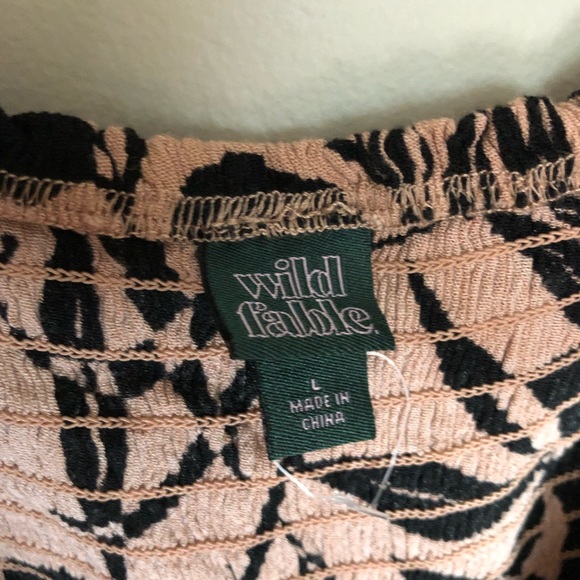 Wild Fable black clay leaf puff sleeve crop top - Picture 3 of 3